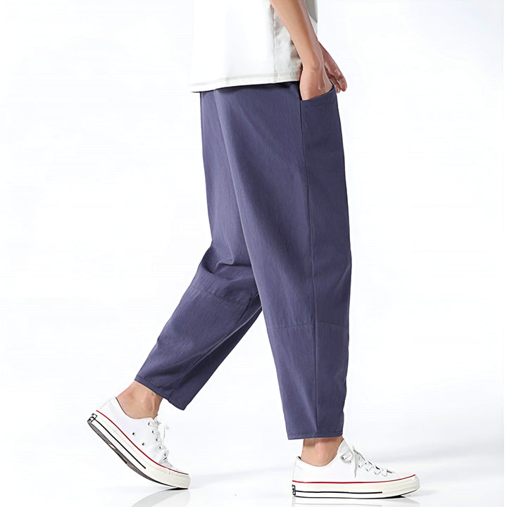 Moderne Herren Cropped Hose. Atmungsaktiver Stoff, ideal als stilvolle Sommer-Streetwear.