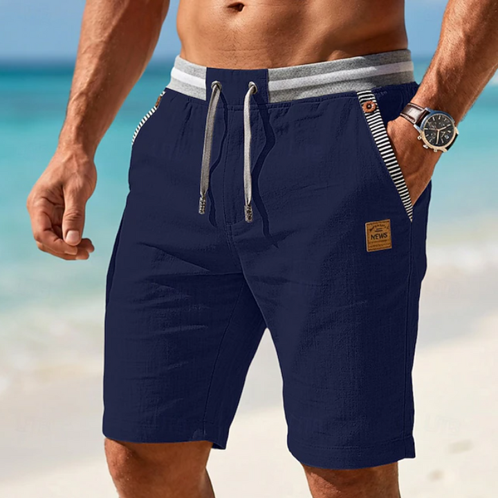Seitliche Ansicht der Herren Sommer Shorts. Entspannter Schnitt, luftiger Stoff & Kordelzug für höchsten Tragekomfort.