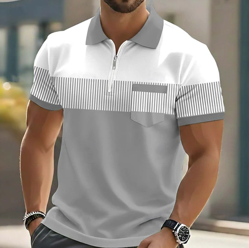 Modernes Herren-Polohemd mit Reißverschluss, feinen Streifen und kurzem Arm für stilvolle Sommer-Outfits.