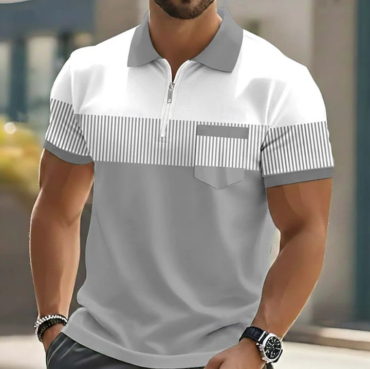 Modernes Herren-Polohemd mit Reißverschluss, feinen Streifen und kurzem Arm für stilvolle Sommer-Outfits.