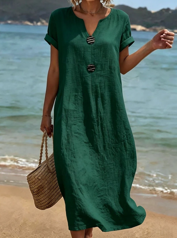 Frau trägt ein fließendes Damen Sommer Maxikleid mit Knopfleiste, ideal für ein elegantes Sommeroutfit.
