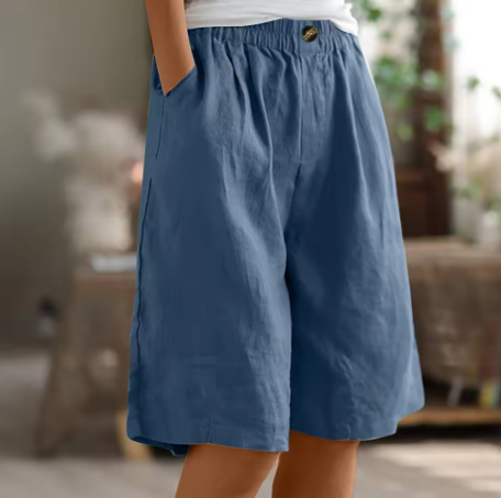Frau trägt lockere, weite Damenshorts, die Bewegungsfreiheit garantieren.