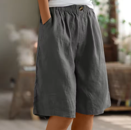 Bequeme atmungsaktive Damenshorts mit weitem Bein, ideal für den Sommer.