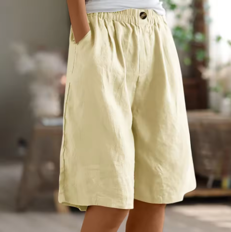 Detailansicht der weichen Stoffstruktur dieser weiten Freizeithose für Frauen.