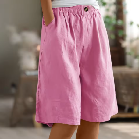 Modell präsentiert stylische weite Sommershorts mit praktischen Taschen.