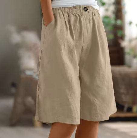 Rückenansicht der weiten Freizeithose für Damen, unterstreicht den lockeren Schnitt.