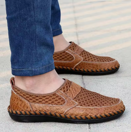 Nahaufnahme Herren Slipper, weite Passform, Obermaterial-Textur, rutschfeste Sohle für Alltagskomfort.