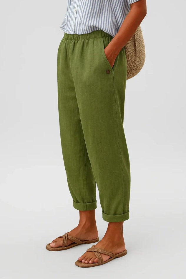 Modell zeigt lässige Damen Sommerhose mit Gummibund, perfekt für entspannte Tage oder Urlaub.
