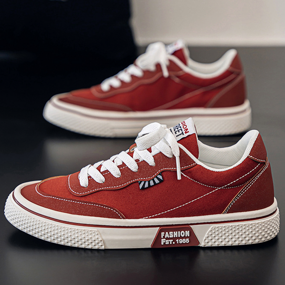 Grüne, rote und schwarze Herren Skater-Sneaker, bequeme Schnürschuhe mit niedrigem Schaft für den modernen Mann.