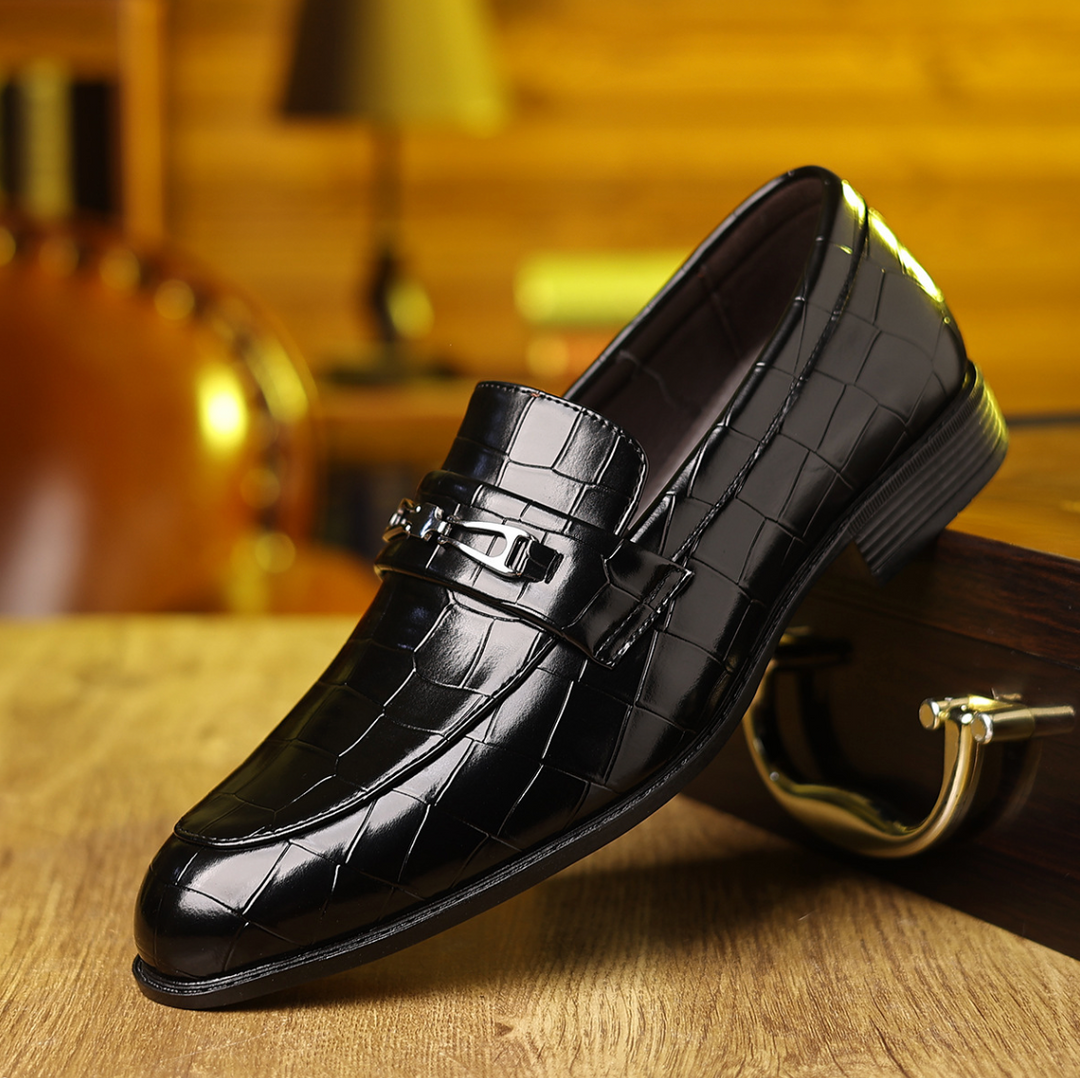 Elegante Herren Slipper Businessschuhe mit spitzer Kappe und stilvollem geprägtem Muster für formelle Anlässe.