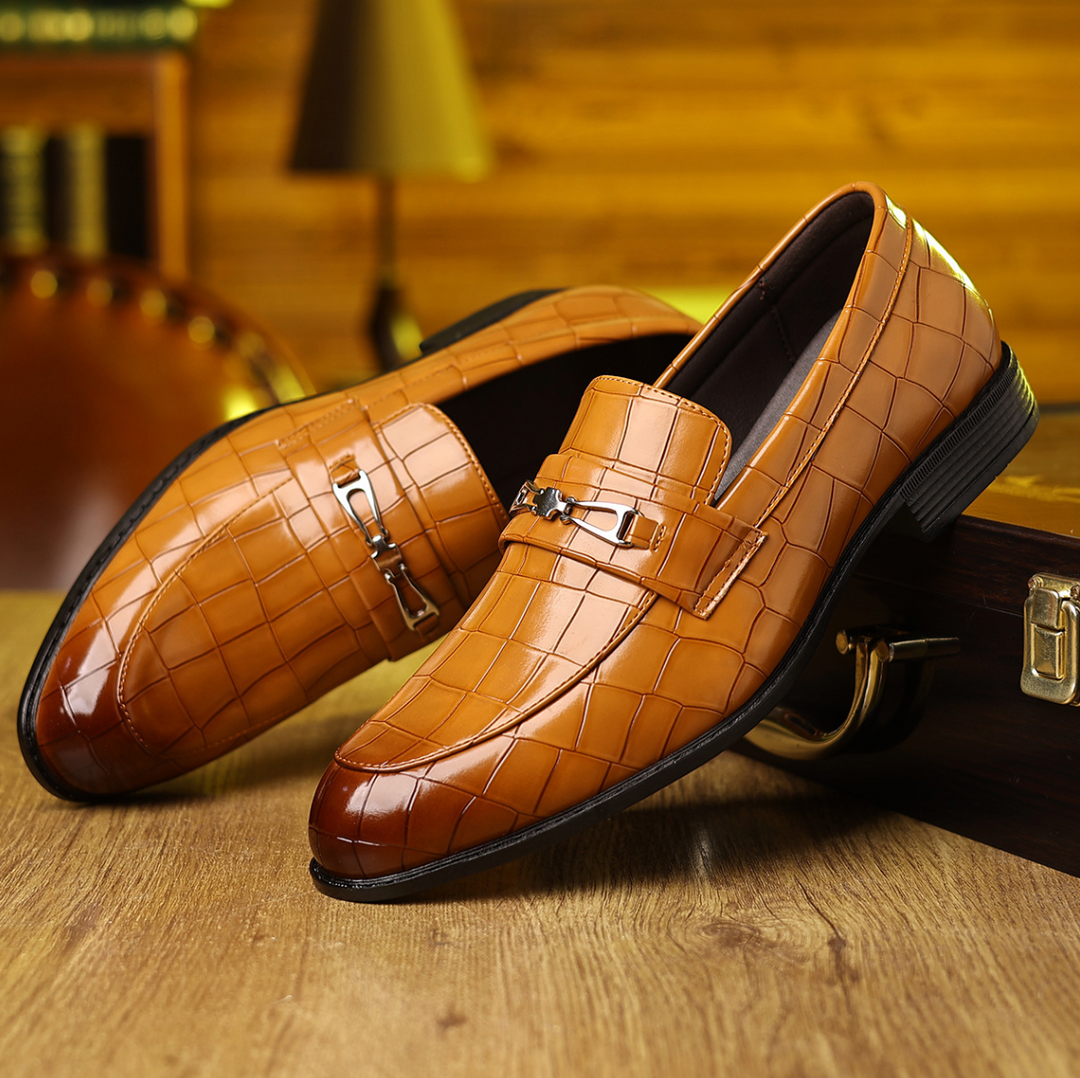 Komfortable Herren Slipper mit spitzer Kappe und markantem geprägtem Muster, ideal für Alltag & Geschäft.