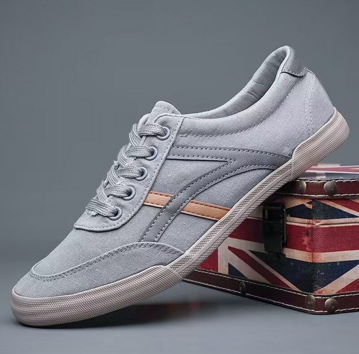 Atmungsaktive Herren Low-Top Sneaker bieten sicheren Halt & maximalen Komfort. Perfekt für Freizeit & Alltag.