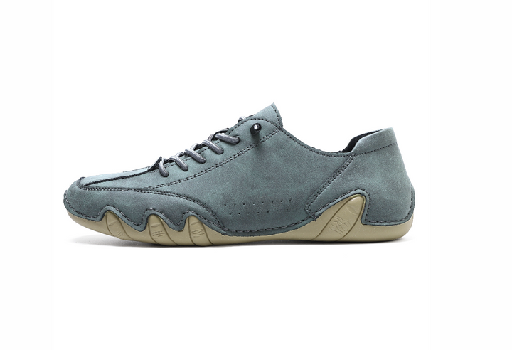Aktive Person trägt flexible Levin Unisex Barfußschuhe; wasserdicht & rutschfest, ideal für Wandern & Alltag.