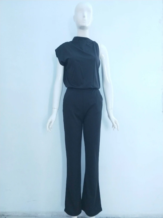 Detailaufnahme des weich fallenden ärmellosen Damen Jumpsuits Mira mit Rundhals. Hochwertige Sommer-Mode.