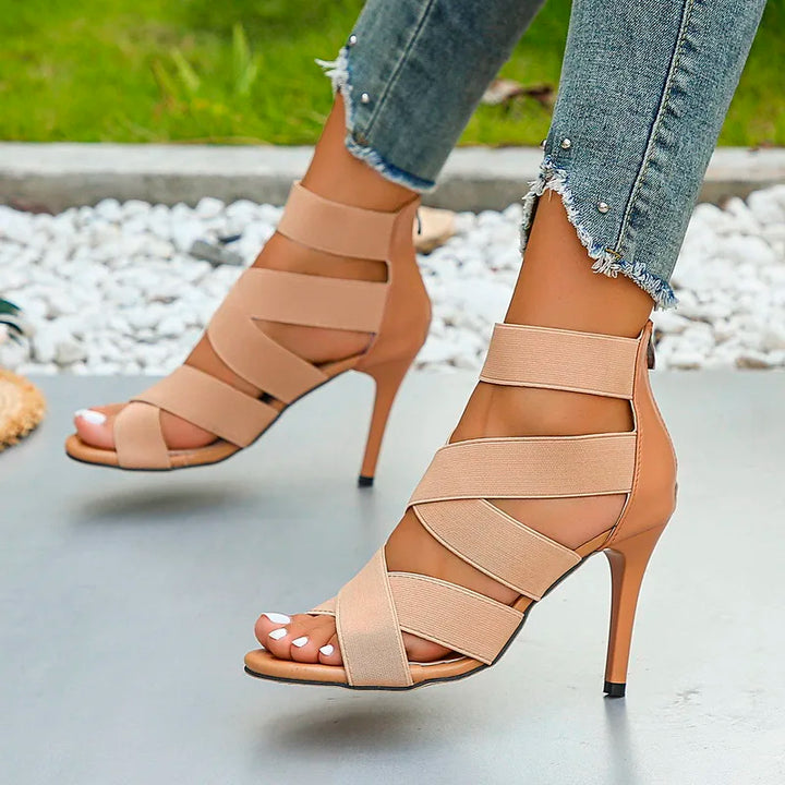 Hohe Stiletto Absätze und filigrane Crossover-Riemen schmücken diese eleganten Damenschuhe. Ideal für Feiern.