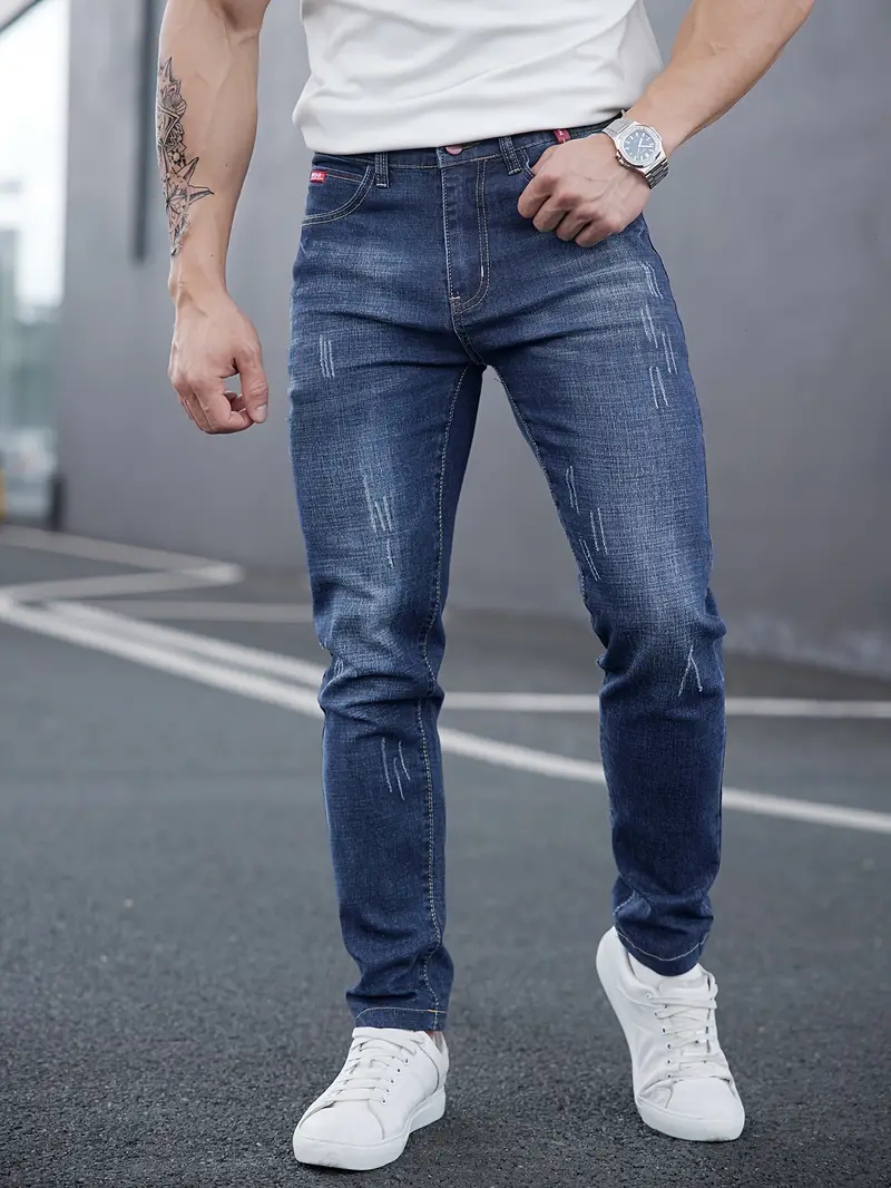 Gefaltete schwarze Herren Tapered Jeans, schmal zulaufend. Moderne, stylische & bequeme Herrenhose.