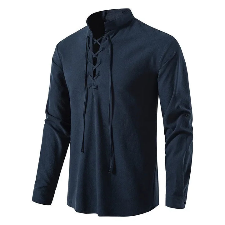 Beiges lässiges Herrenhemd, Relaxed Fit, perfekt für Freizeit und Urlaub, im sommerlichen Boho-Stil.