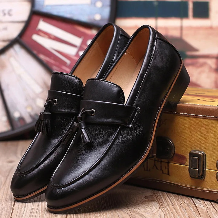Moderne Herren Loafer mit glänzender Oberfläche und Doppelquaste, elegante Slip-On Schuhe für Herrenmode.