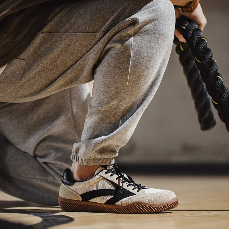 Stilvolle beige Herren Retro-Sneaker: Bequeme Low-Top Sportschuhe mit Schnürung, perfekt für den Sommer.