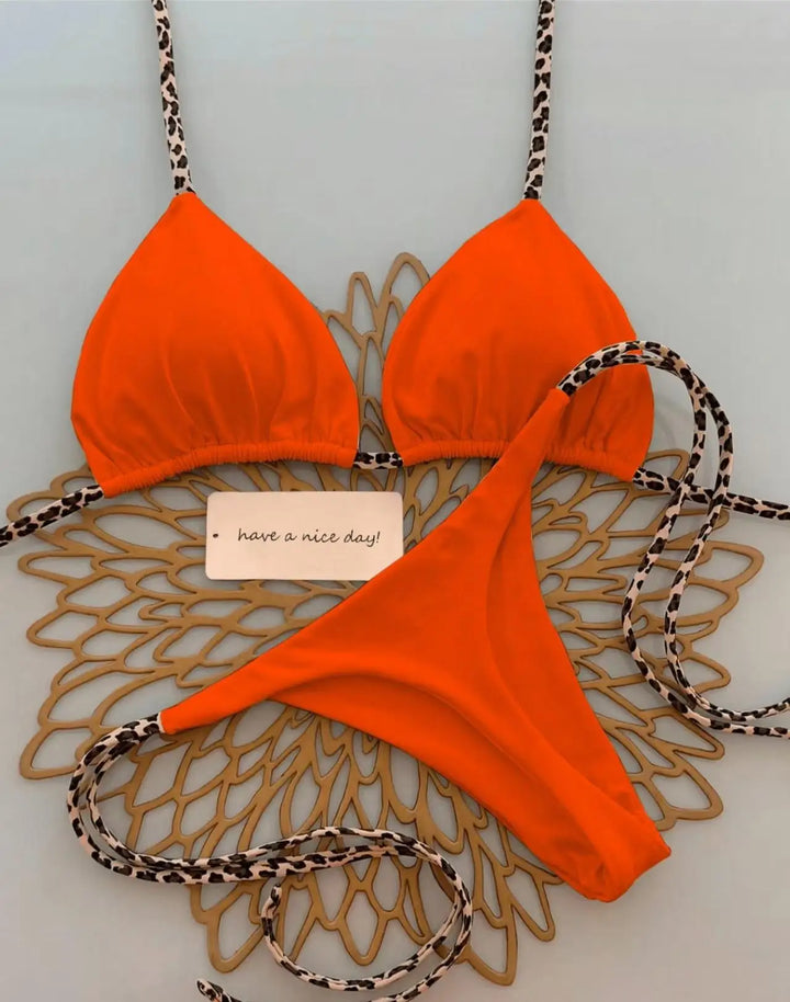 Damen Bikini-Set mit Leopardenmuster Tanga. Luxuriöse Bademode für den Pool und Strandurlaub.