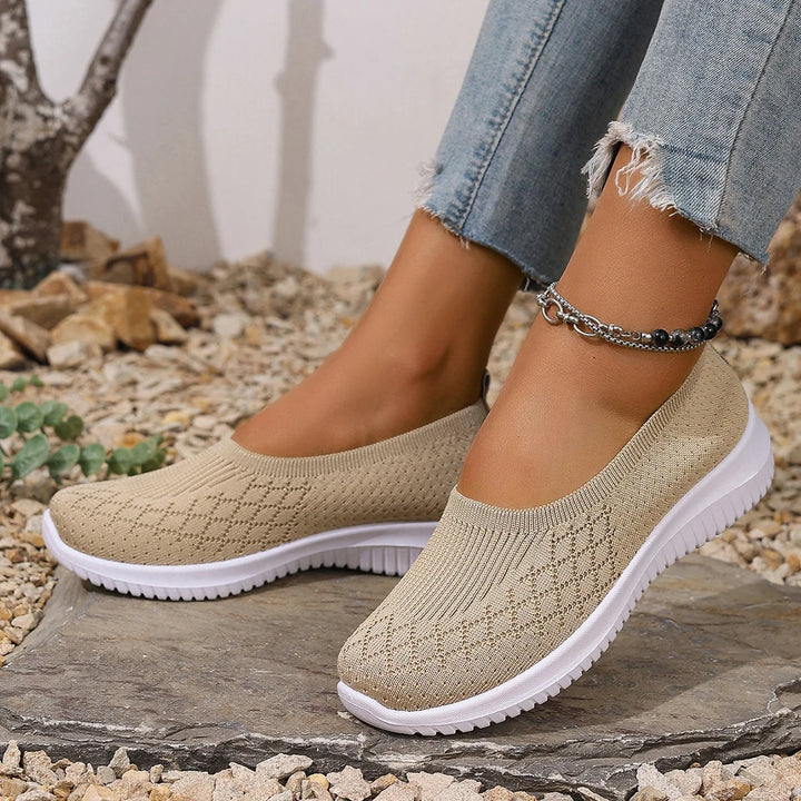 Leichte Damen Sommer Hausschuhe, atmungsaktiv & rutschfest, ideal als Slip-On Komfortschuhe.