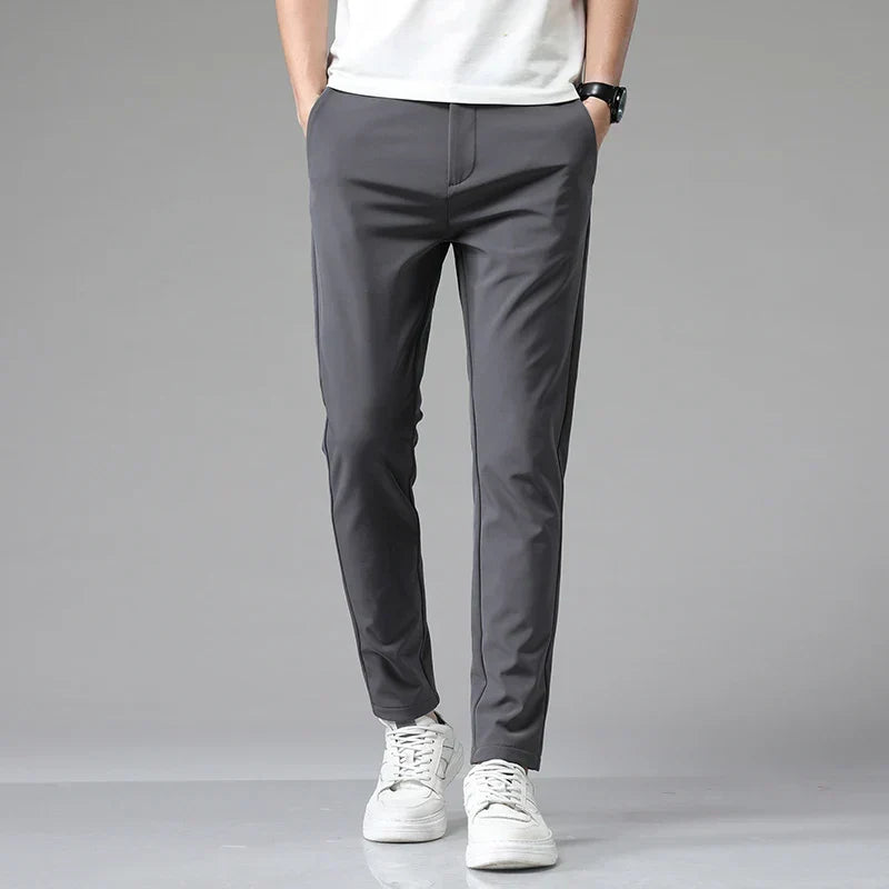 Moderner Mann trägt marineblaue Stretchhose, perfekt kombinierbar für elegantes Business oder Casual Outfit.