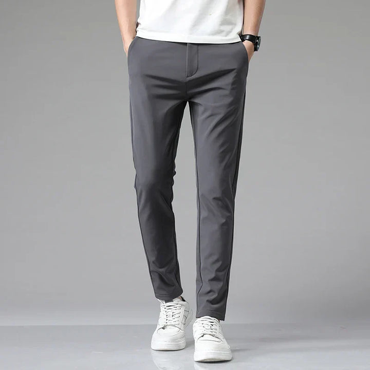 Moderner Mann trägt marineblaue Stretchhose, perfekt kombinierbar für elegantes Business oder Casual Outfit.
