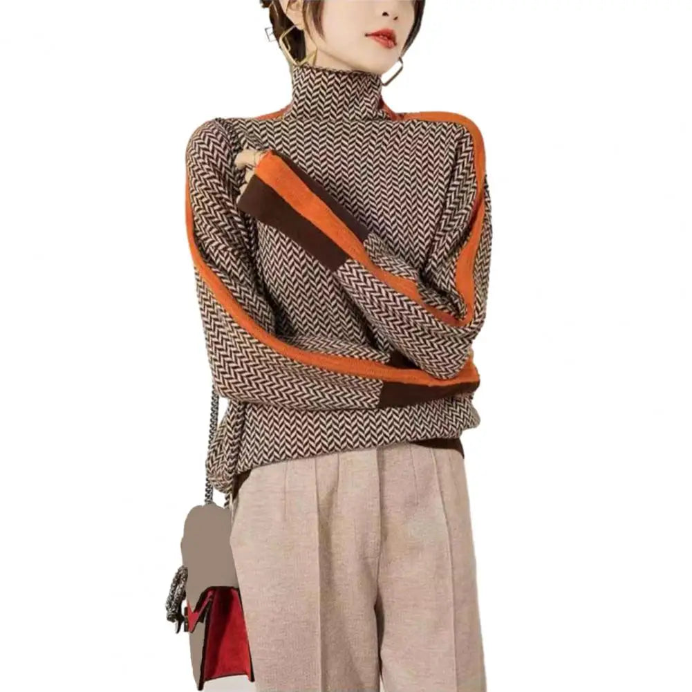 Locker geschnittener Damen Herbstpullover mit hohem Kragen. Weicher Strick & stilvolle Kontrastfarben für Komfort.