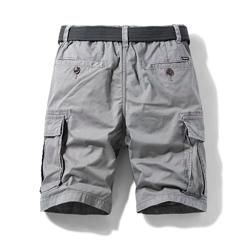 Detailansicht des Verschlusses einer robusten Herren Cargo-Shorts. Lässige Sommerhose mit Knopf & Reißverschluss.