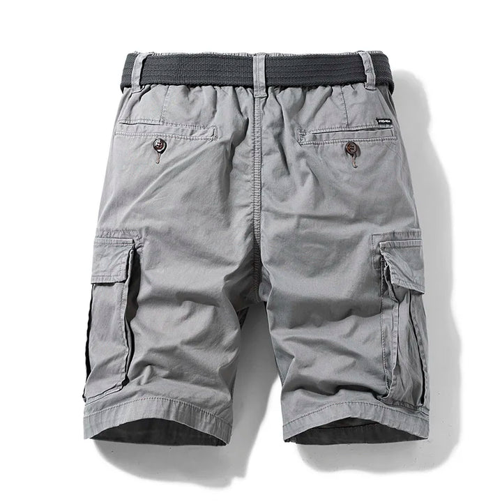 Detailansicht des Verschlusses einer robusten Herren Cargo-Shorts. Lässige Sommerhose mit Knopf & Reißverschluss.