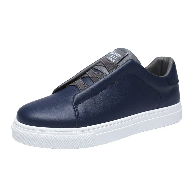 Marineblauer Herren Sneaker: minimalistisches Design, flexible Laufsohle und hoher Komfort für Alltag & Freizeit.