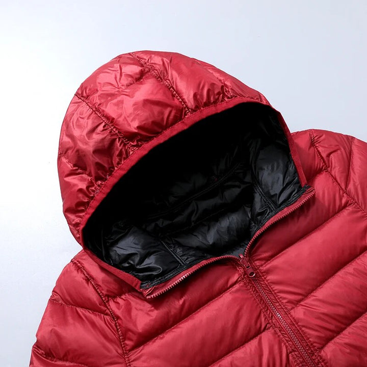 Leichte Damen Übergangsjacke mit Kapuze, figurschmeichelnd geschnitten, ideal für Outdoor-Aktivitäten.