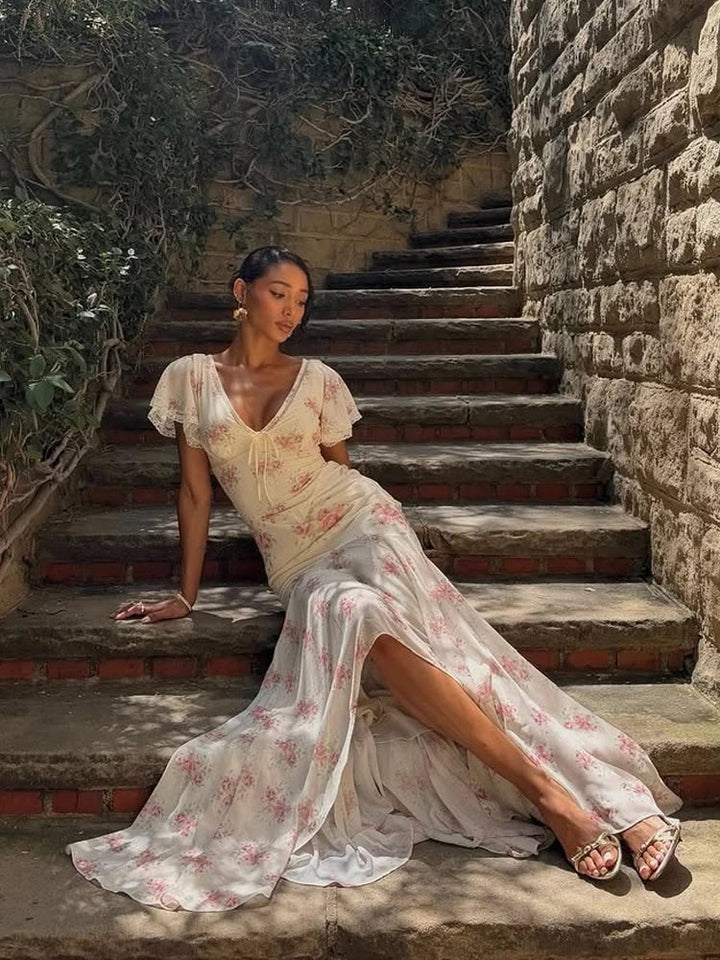 Luftiges Sommerkleid für Damen mit floralem Muster, tiefem V-Ausschnitt und schwingenden Plissees.