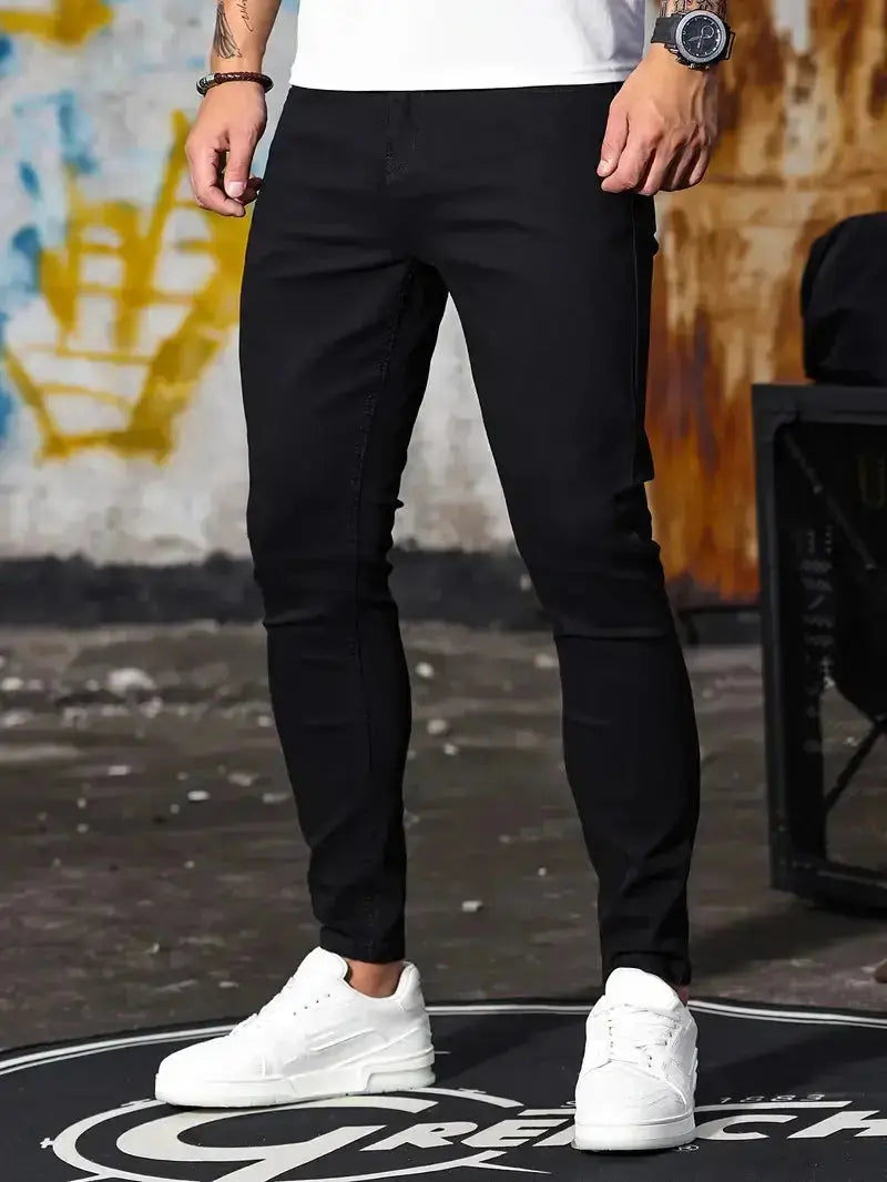 Vielseitige Herren Slim Fit Jeans in Schwarz, dehnbar und modern, passt zu jedem Anlass, ideal für Herrenmode.