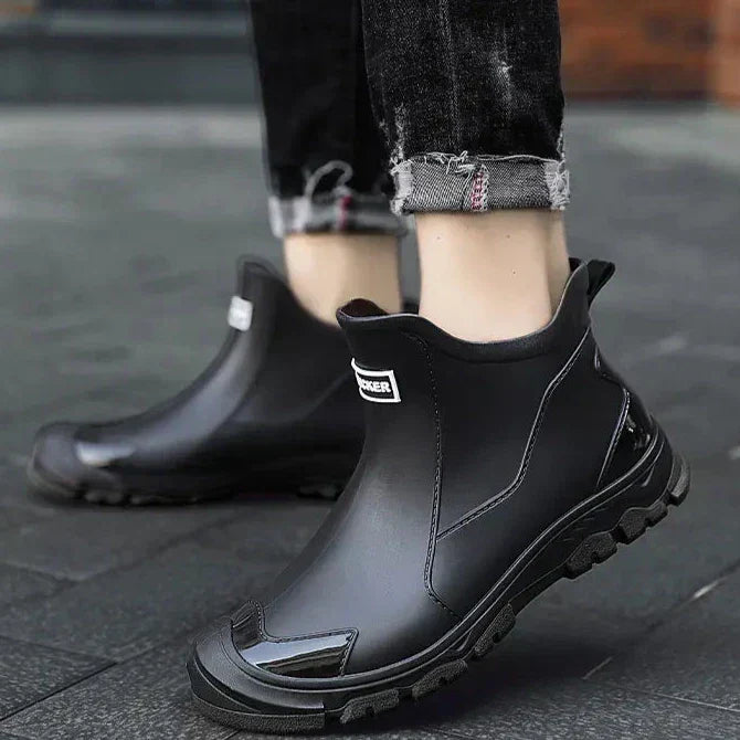 Profilansicht robuster Herren Schnürstiefel. Langlebige Winterstiefel für Outdoor & Freizeit, stilvoll & bequem.