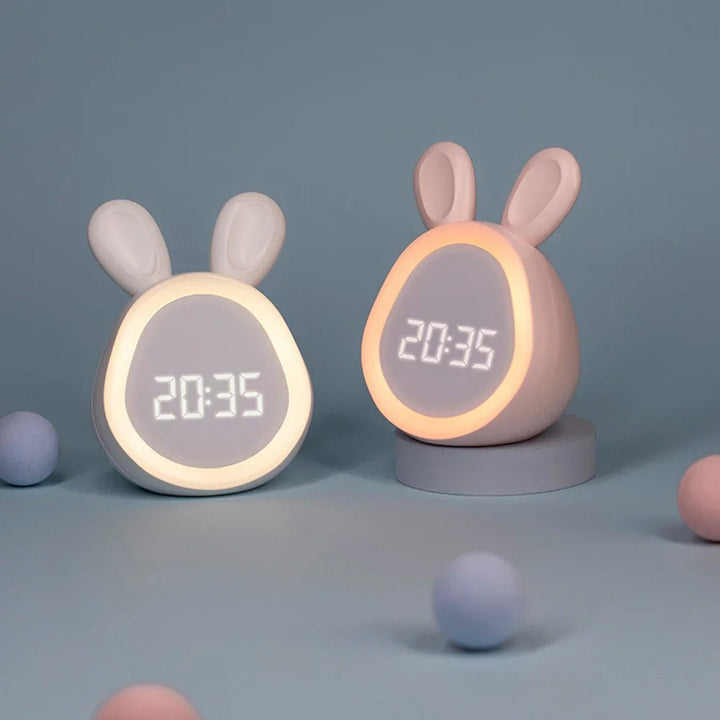 Dekorativer Kinderwecker als Kaninchen. Mit sanftem LED Nachtlicht. Perfektes Geschenk für Kinder, ideal für jedes Kinderzimmer.
