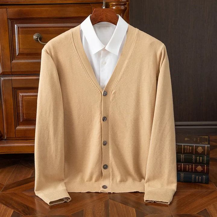 Lässiger Herren Strickcardigan mit V-Ausschnitt und Knopfleiste. Perfekt für entspannte Freizeitkleidung.
