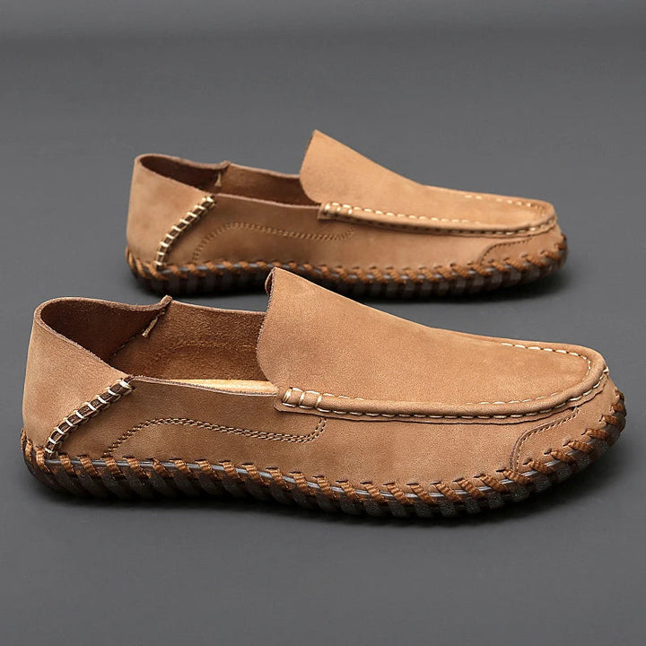 Nahaufnahme der handgenähten Details an eleganten Herren Slipper Slip-Ons für hohe Qualität.