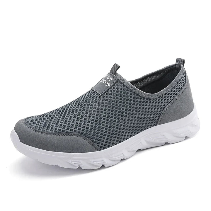 Mann trägt bequeme Herren Slip-On Sneaker, perfekt für Spaziergänge und Reisen.
