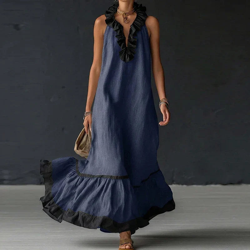 Detailaufnahme des V-Ausschnitts und der Rüschen am femininen, mehrfarbigen ärmellosen Damen Maxikleid.