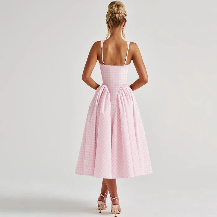 Rückenansicht: Damen Maxikleid mit Karomuster und verstellbaren Trägern. Fließendes A-Linien Sommer-Freizeitkleid.