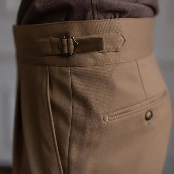 Klassische Herrenhose im Vintage-Schnitt, elegant und modern, ideal für formelle Anlässe.