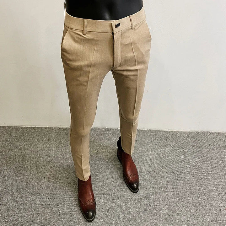 Klassische Herren Anzughose, schwarz, elegant & vielseitig für Business und formelle Anlässe.