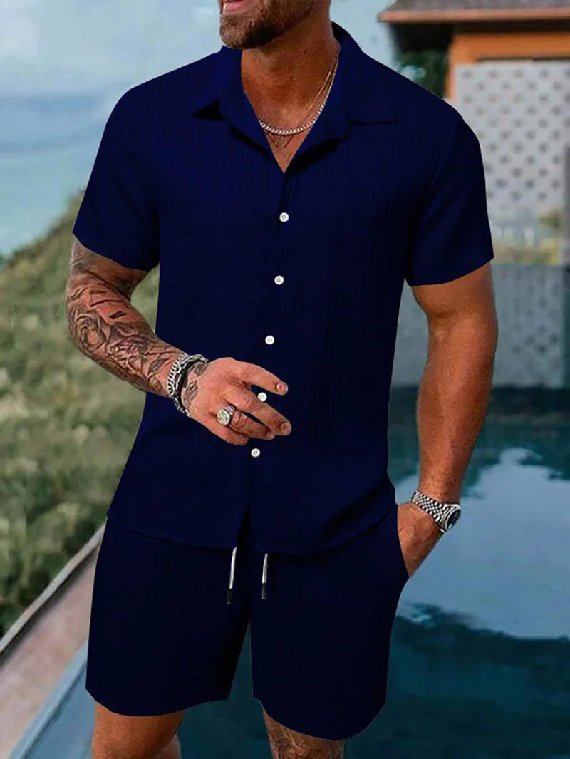 Stylisches Herren Sommer Outfit mit lockerem Hemd und bequemen Shorts.