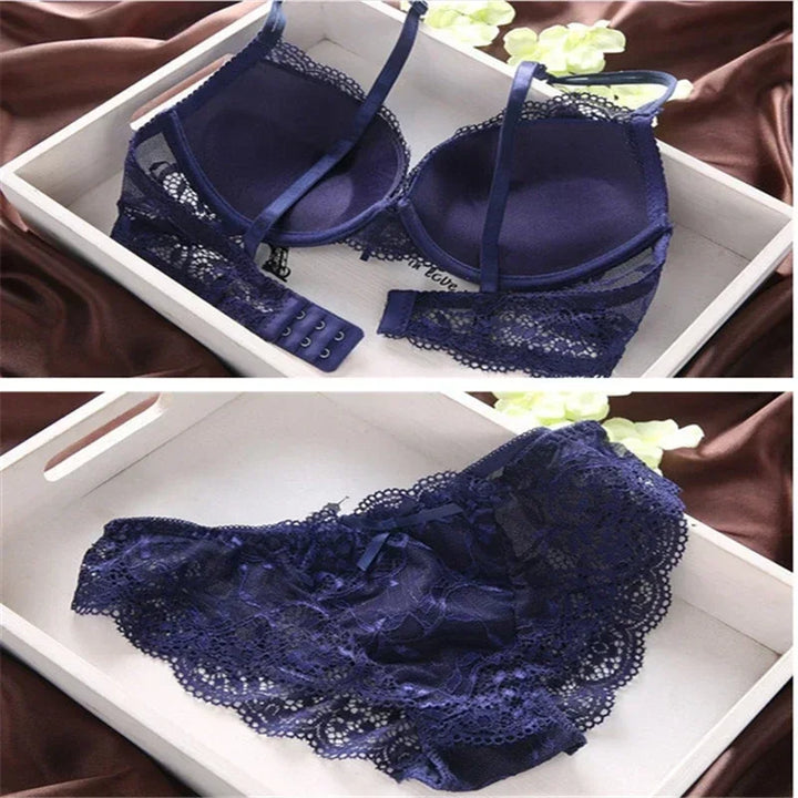 Passender transparenter Damen Slip mit floraler Spitze zum Push-up Dessous Set.