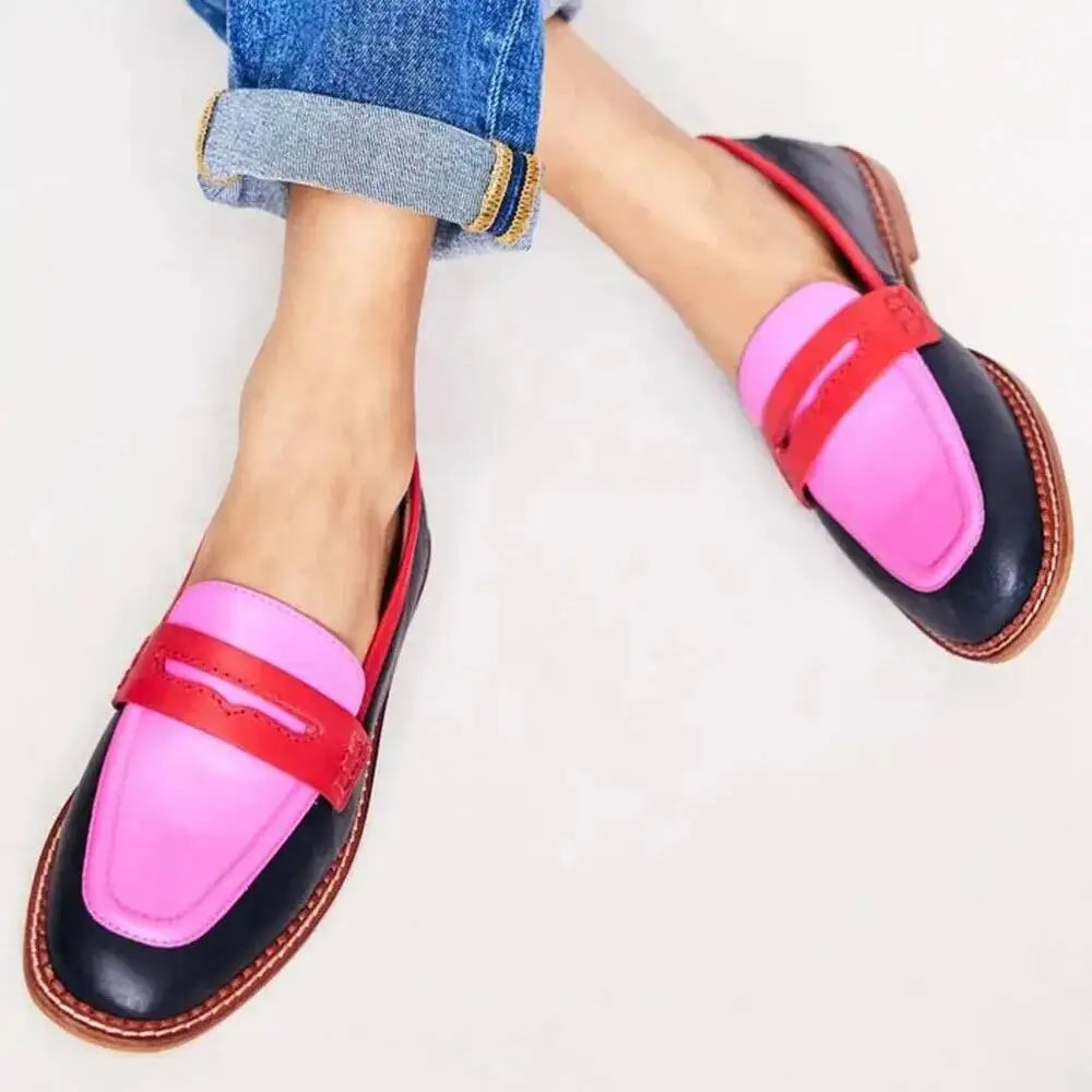 Klassische Damenslipper im britischen Design. Vielseitige Freizeitschuhe mit bequemem niedrigem Absatz.