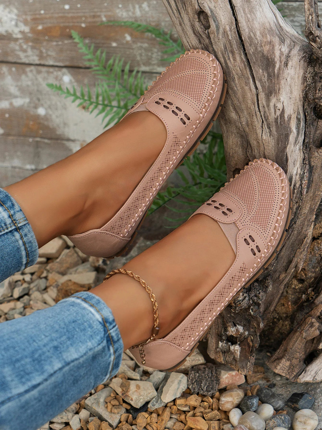Klassische Damen Loafer als Teil eines Outfits, flache Sohle, für schicken Alltagslook & Komfort.