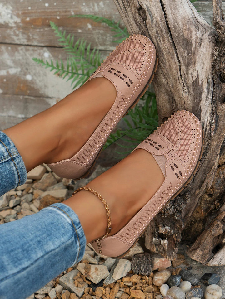 Klassische Damen Loafer als Teil eines Outfits, flache Sohle, für schicken Alltagslook & Komfort.