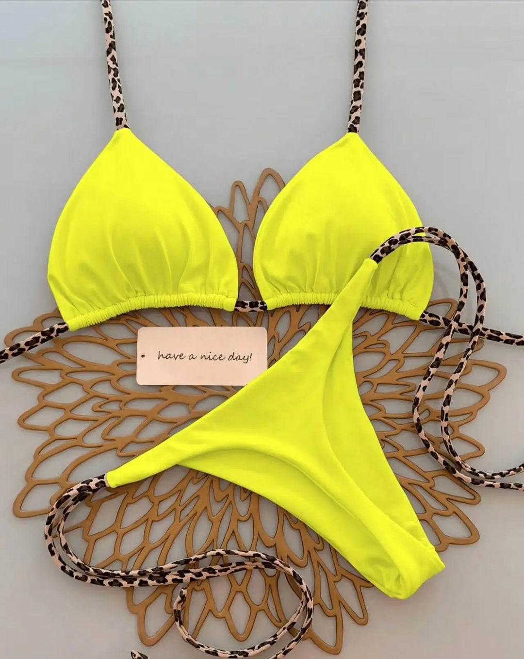Leopardenmuster Damen Tanga Bikini-Set. Modische Bademode für heiße Sommertage am Strand oder Pool.