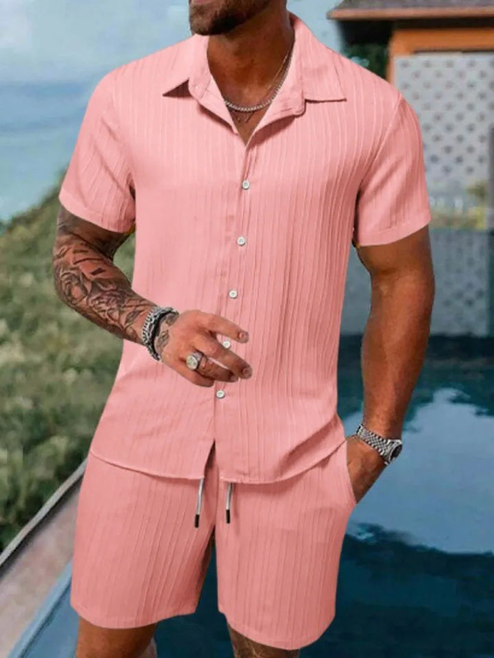 Freizeit Zweiteiler für Herren: Kurzarmhemd und Shorts, perfekt für den Sommer.